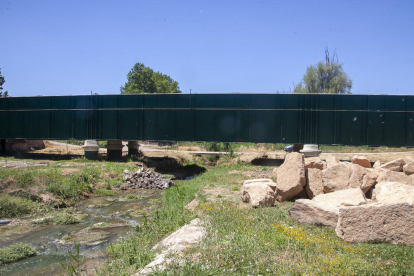 El riu Sió al seu pas per Agramunt a la zona del pont de Ferro.