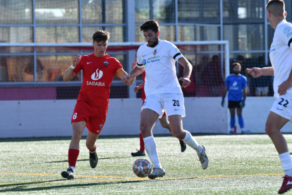 Solanes, del Balaguer, con el balón en su partido en Alpicat.