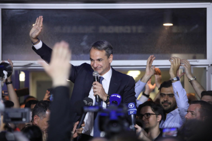 Kyriakos Mitsotakis celebra con sus seguidores la victoria.