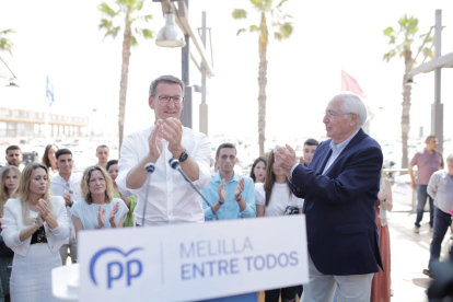 Entre promeses i retrets - El president del Govern central, Pedro Sánchez, va anunciar ahir en un míting a Santander que la llei de paritat obligarà també els òrgans constitucionals a la presència equilibrada d’homes i dones. El líder del  ...