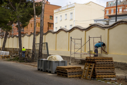 Operaris treballant ahir al migdia en la restauració d’un tram del mur.