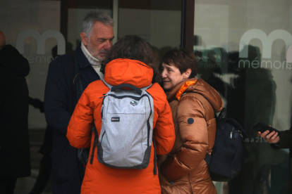 Frederic Amat y Blanca Portillo, ayer en la entrada del tanatorio.