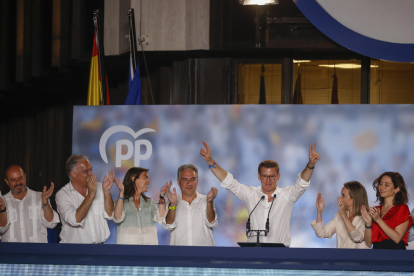 El candidato del PP, Alberto Núñez Feijoo, saluda a los simpatizantes en la sede de los populares.