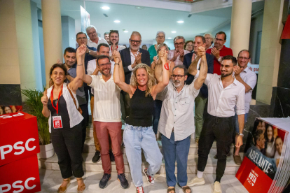Montse Mínguez, ahir celebrant la victòria amb altres membres del PSC a la seu del partit.