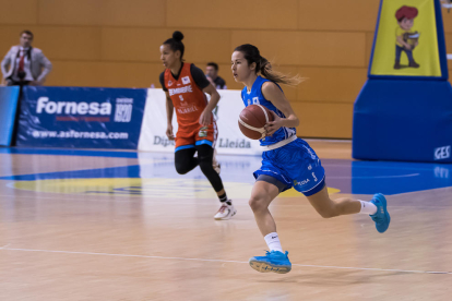 Laura Peña conduce el balón en una acción del partido del pasado fin de semana ante el Bembibre.