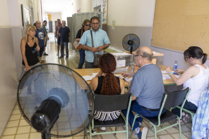 Lleida. El inicio del escrutinio tras el cierre de las urnas en una mesa de la Escola del Treball.