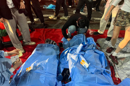 Una estampida humana a Seül es va saldar ahir amb almenys 146 morts i 150 ferits.