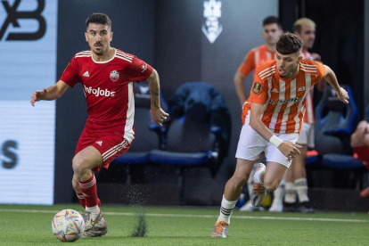 Joel Huertas porta la pilota durant el partit amb Jijantes.