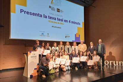 Los finalistas y ganadores del concurso se hacen una foto con los miembros del jurado. 