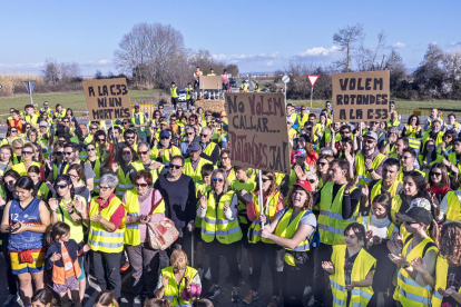 La protesta va ser un clam exigint una carretera més segura amb la construcció de rotondes.