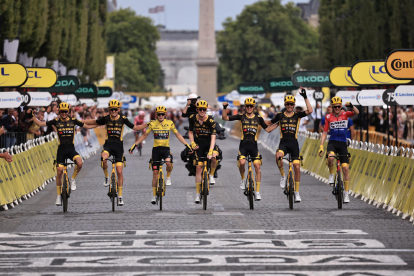 Jonas Vingegaard levanta su bicicleta tras proclamarse campeón del Tour por segundo año consecutivo.