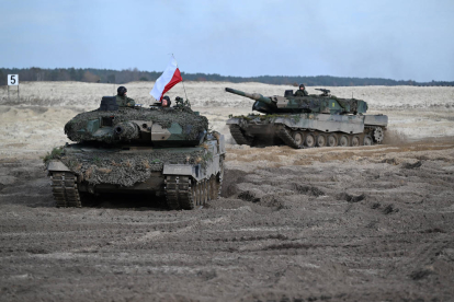 Imagen de archivo de carros de combate Leopard 2  polacos en unas recientes maniobras. 