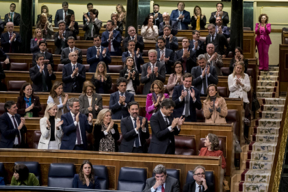 El president del Govern, Pedro Sánchez, saludant un guàrdia ahir a l’arribada al Congrés.