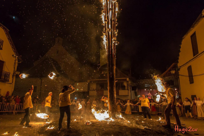 La festa gira entorn d’un tronc d’avet assecat durant un any.