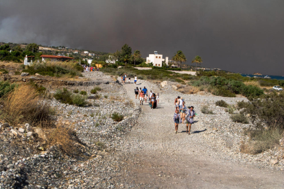 Almenys 19.000 evacuats per un gran incendi a l'illa de Rodes