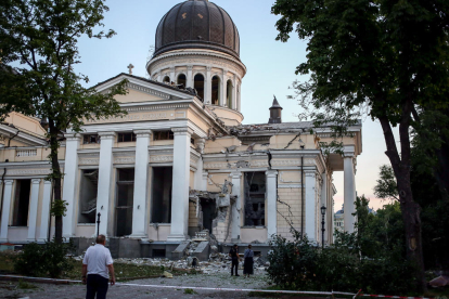 La catedral de la Transfiguración de Odesa fue dañada por los bombardeos rusos de ayer.