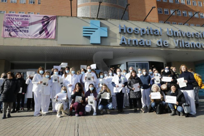 Un momento de la concentración de sanitarios de este miércoles delante de el hospital Arnau de Vilanova de Lleida en el marco de la huelga.