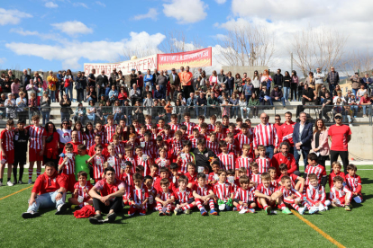 Familiars i jugadors del futbol base acompanyats per Joan Talarn i Lourdes Ravetllat en l’acte inaugural del camp.