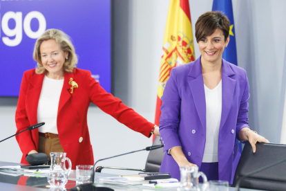 La vicepresidenta primera i ministra d'Assumptes Econòmics i Transformació Digital, Nadia Calviño (esquerra), i la ministra de Política Territorial i portaveu del Govern espanyol, Isabel Rodríguez, a la seua arribada a una roda de premsa posterior al Consell de Ministres.
