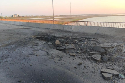 Algunes de les destrosses al pont entre Kherson i Crimea.