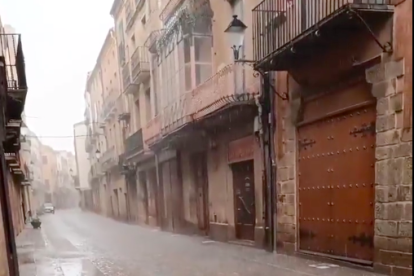 Un carrer de Cervera on es pot observar la precipitació en forma de calamarsa.