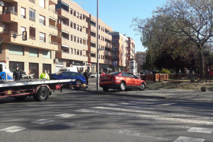 La grua municipal retira el cotxe del detingut, que ha acabat enmig d'un parc infantil.