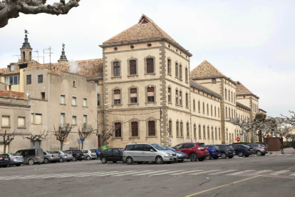 El exterior del edificio de la Universitat de Cervera. 