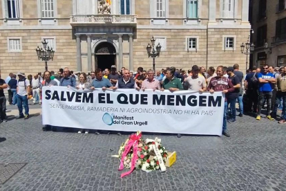 Agricultores de Lleida manifestándose contra el cierre del canal d'Urgell y Segarra-Garrigues en la plaza Sant Jaume.