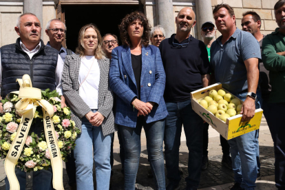 La consellera d'Acció Climàtica, Teresa Jordà, amb els representants del sector agrari de Ponent a l'entrada del Palau de la Generalitat.