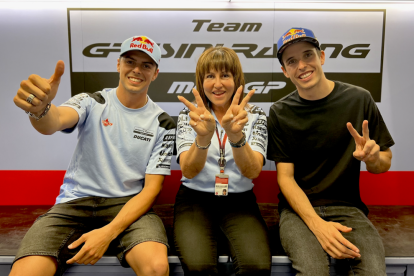 Fabio di Giannantonio, Nadia Padovani y Àlex Márquez, tras anunciarse su fichaje por Gresini Racing.