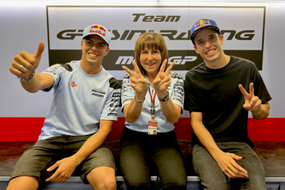 Fabio di Giannantonio, Nadia Padovani i Àlex Márquez, a l’anunciar-se el fitxatge per Gresini Racing.