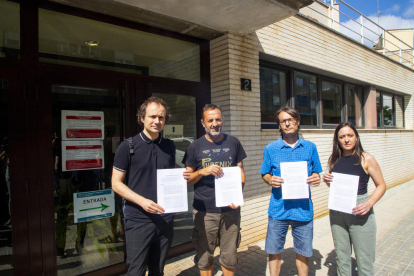 Representantes del comité de empresa e investigadores de la UdL, ayer con la denuncia. 