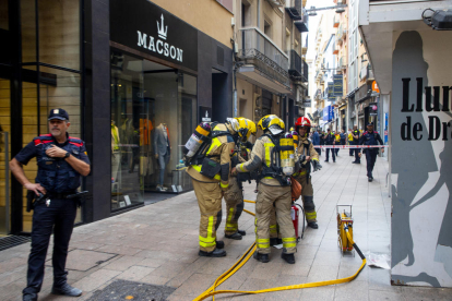 Bomberos y uno de los camiones ayer al mediodía en la calle Sant Antoni. 