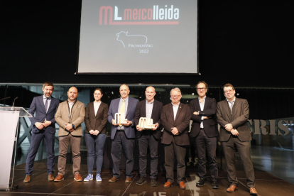 Eliseu Isla y Pau Salse, con sus premios, junto a los representantes de la administración y Mercolleida.