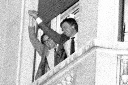 Pedro Sánchez y Felipe González se saludan durante los actos de celebración de la victoria del PSOE.