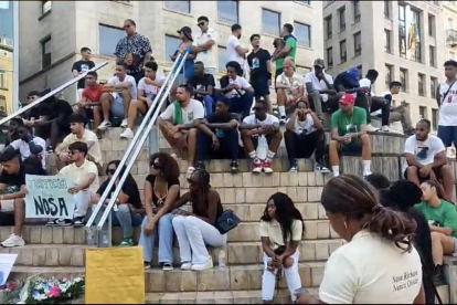  Familiares y amigos de la víctima se concentraron el domingo en la plaza Sant Joan. 