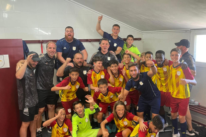 Jugadores y técnicos de Catalunya sub-12 celebran el título.