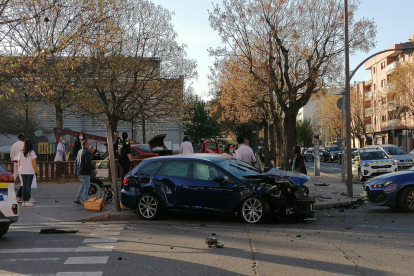 Agents de la Guàrdia Urbana i sanitaris del CAP van atendre ahir els ocupants del vehicle que es va encastar contra el parc.