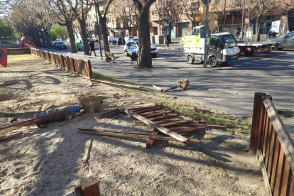 Agents de la Guàrdia Urbana i sanitaris del CAP van atendre ahir els ocupants del vehicle que es va encastar contra el parc.