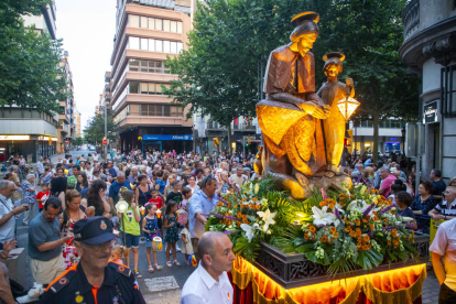 Centenars de persones van escortar ahir a la nit la imatge de sant Jaume des de la rambla Ferran.