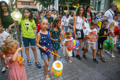 Cientos de personas escoltaron anoche la imagen de Sant Jaume desde Rambla Ferran. 