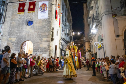 Centenars de persones van escortar ahir a la nit la imatge de sant Jaume des de la rambla Ferran.