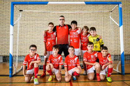 El equipo benjamín del Futsal Almacelles y su entrenador.