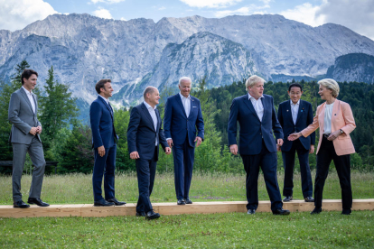 Els líders del G-7, en la primera fotografia de grup després de trobar-se ahir a Elmau, Alemanya.