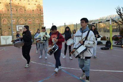 La comitiva va traslladar ahir les imatges del Sant Crist de l’Agonia i la Verge de la Pietat.