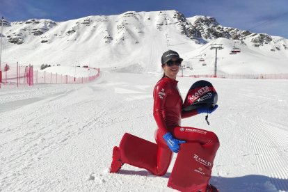 La esquiadora de Bellver de Cerdanya posa con la equipación completa de esta disciplina.