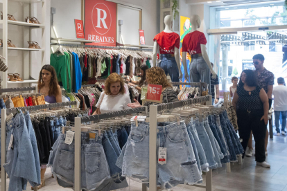 Una de las cadenas de ropa que sí abrió ayer sus puertas, con una buena afluencia de clientes. 