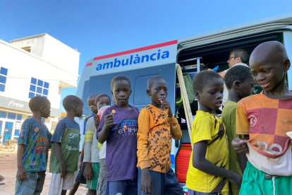 Tres leridanos conducen más de 4.800 kilómetros en 8 días para dar una ambulancia a una ONG de Gambia