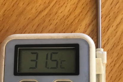 Uno de los ventiladores. Ayer por la tarde, la temperatura en la primera planta era de 31,5 grados.