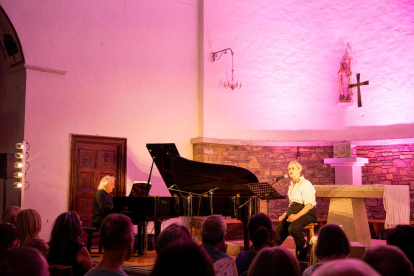 Concierto la noche del domingo en un escenario en pleno Llac de la Torrassa, en La Guingueta d’Àneu.